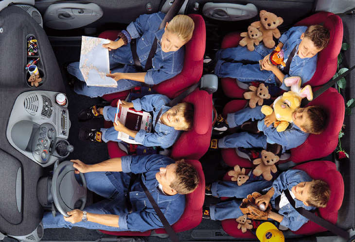 「ムルティプラ」の3人掛け×2列シートを示したカタログ写真。