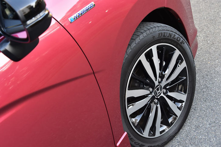 「ハイブリッドS Honda SENSING」に装着される16インチアルミホイール。今回の車両には、ダンロップの「SPスポーツ2030」タイヤが組み合わされていた。