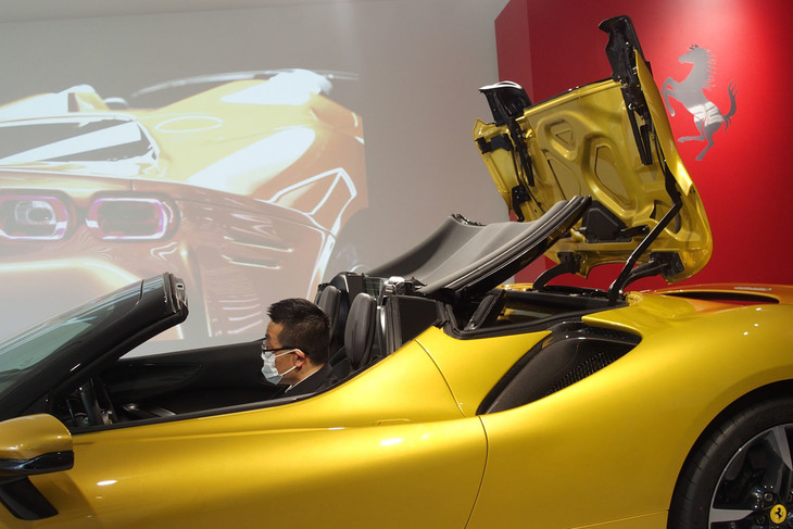 フェラーリSF90スパイダー（リトラクタブルハードトップ）