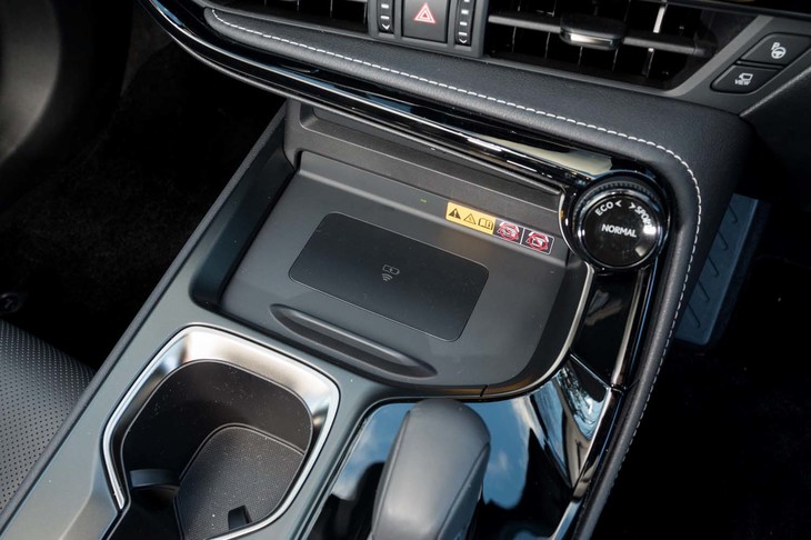 スマートフォンの無接点充電器「おくだけ充電」は1万3200円のオプション。