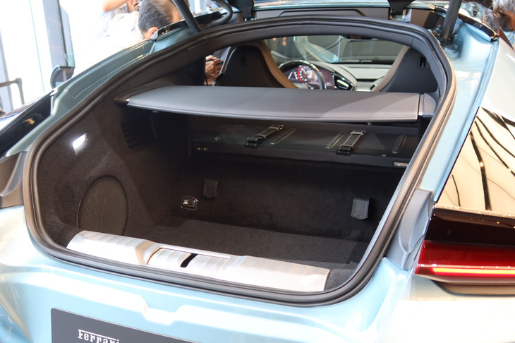 フェラーリ12チリンドリ（ラゲッジルーム）