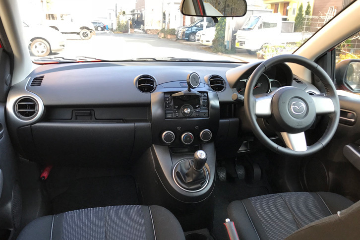 安ド二等兵の先代「マツダ・デミオ スポルト」（5MT車）のインテリア。後席には息子用のチャイルドシートも備え付けられている。