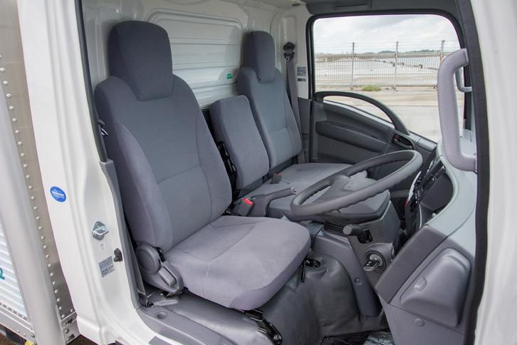 シートは3座式。中央席の背もたれを倒すと、テーブルとして使うことができる。