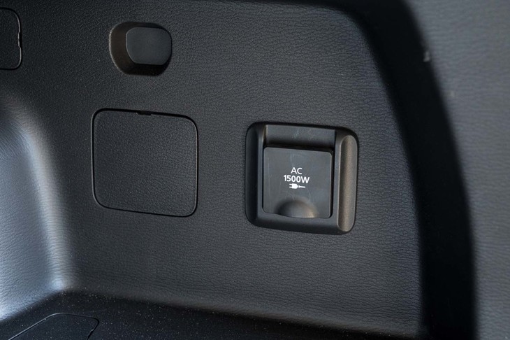 「RAV4 PHV」と同様に、荷室の右側面には100V・1500Wのコンセントが用意される。ただし、「アウトランダー」の場合は後席用にも1つ用意されている。