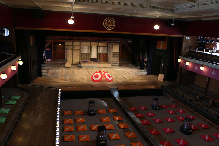 国の重要文化財にも指定されている芝居小屋「康楽館」の内部。1910年に建てられ、今なお現役で運営を続けている。