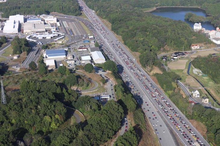 三次試験場でのパレードラン時には、ヘリから航空写真も撮影された。コース上に小さく見えるクルマすべてがロードスターというのだから、規模の大きさを実感させられる。