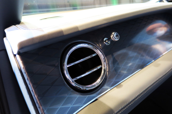 ベントレー・ベンテイガ ハイブリッド（エアコン吹き出し口）