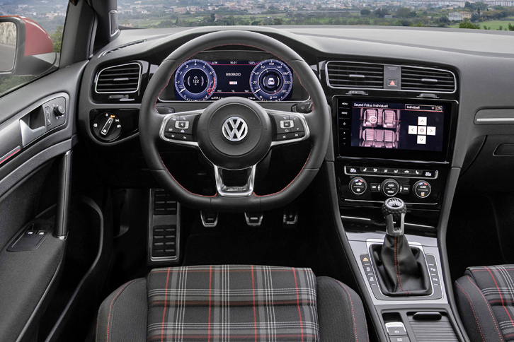 従来6.5インチだったセンターディスプレイは8インチに、8インチのものは9.2インチに、それぞれ大型化された。写真は「ゴルフGTI」のコックピット周辺部。