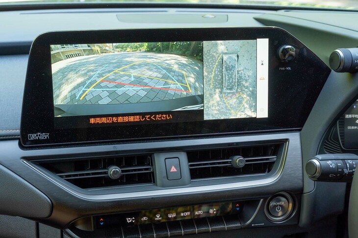 オプションながら床下透過表示機能付きのパノラミックビューモニターが設定されている。