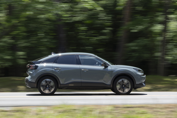 ちょっと細かいが、「輸入Cセグメント車で燃費NO.1（全長4.35～4.6m、全幅1.75～1.8m程度のモデル）」をうたう「シトロエンC4」。そのWLTCモード燃費は23.2km/リッターで、300km余りを走った今回の満タン法燃費は14.4km/リッターだった。