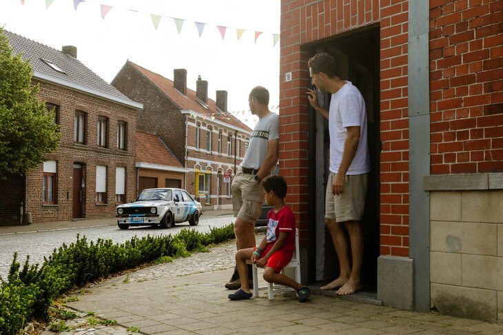 これも、何気ないけど絵になるシーン。……しかしお父さん、なんではだしなの？