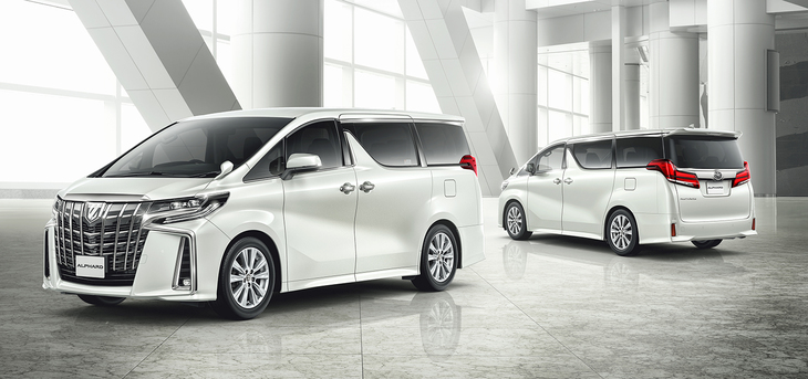 現行モデルのデビュー時に世の中に衝撃を与えた「トヨタ・アルファード」。しかしながら今や政治家をはじめとしたVIPの送迎用車両の主力にすらなりつつある。