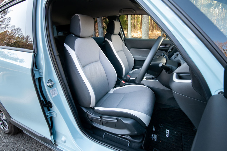 「クロスター」に装備されるはっ水ファブリックのシート。新型「フィット」の前席には、快適なかけ心地と疲れにくさを追求した新開発の「ボディースタビライジングシート」が採用されている。