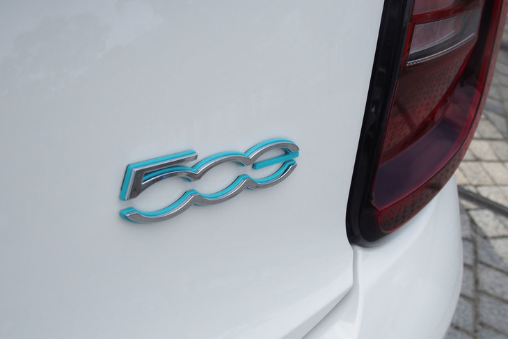 フィアット500eオープン（エンブレム）