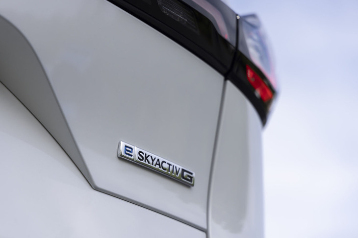 現状はコンベンショナルなガソリンエンジン＋マイルドハイブリッドの「e-SKYACTIV G」のみが用意される「CX-5」だが、2027年内には、従来のSPCCI（火花点火制御圧縮着火）エンジンを進化させた「SKYACTIV-Z」に、独自のハイブリッドシステムを組み合わせた新ユニットも投入される予定だ。