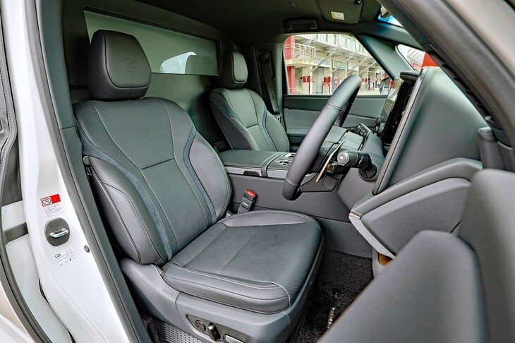 シートレイアウトは2列4人乗り、3列6人乗り、3列7人乗りの3種類が用意されるが、日本仕様は4人乗りのみとなる予定だ。