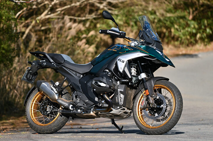 こちらは「ツーリング」をベースによりプレミアムな仕様に仕立てた「Option 719」。「アウレリウスグリーンメタリック」の塗装やゴールドのクロススポークホイール、フライス加工のアルミニウムパーツが目を引く。