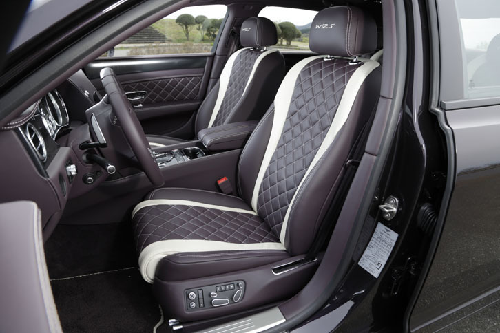 シートには、“Sモデル”のみに用いられるツートンカラーを採用。ベントレー車ではおなじみのダイヤモンドキルト加工が施されるほか、ヘッドレストには「W12 S」のロゴが刺しゅうされている。
