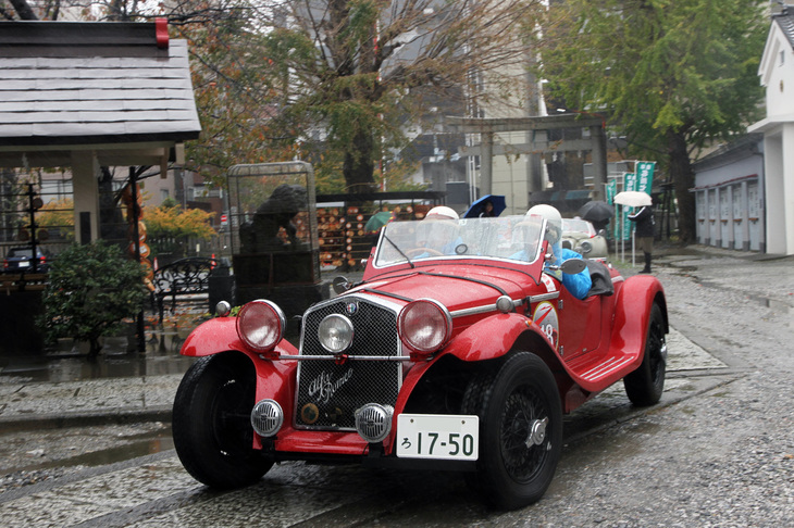 1965年「アルファ・ロメオ・グランスポルト クアトロルオーテ」。イタリアの自動車専門誌『クアトロルオーテ』が企画した、往年の名車「アルファ・ロメオ6C 1750グランスポルト」の復刻版。ラダーフレームにオリジナルの6C 1750グランスポルトを手がけたザガートが2座オープンボディーを架装し、パワートレインなどは初代「ジュリア」系から流用。