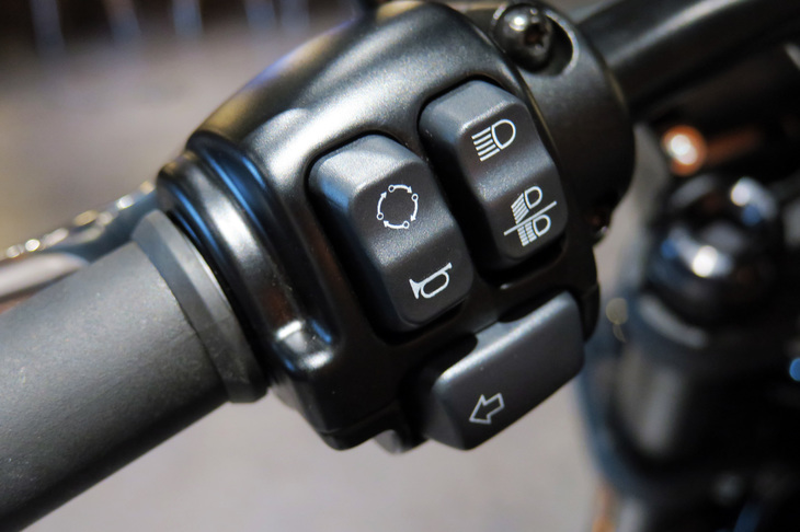 ハーレーダビッドソン・ローライダーS（ハンドルまわり）