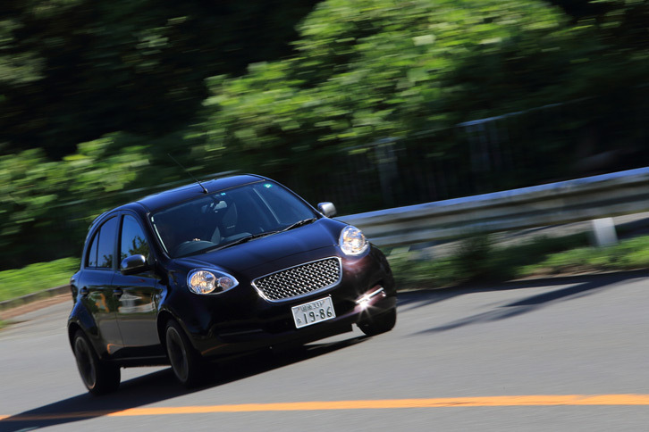 足まわりについては、大幅なワイドトレッド化に合わせてスプリングやダンパー、スタビライザー、アライメントなどをチューニング。補強部品の追加により、ボディー剛性も高められている。