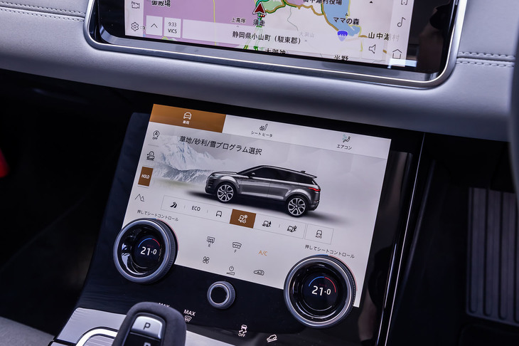 センターコンソール下段のスクリーンとダイヤル式のコントローラーを用いて空調や走行モードなどが選択できる。走行モードは「オンロード」「草／砂利／雪」「泥／わだち」「砂地」「オート」の5つが用意されている。
