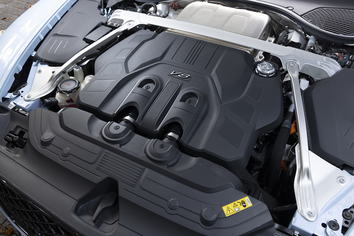 最新世代の「コンチネンタルGT」のパワーユニットは4リッターV8ツインターボのプラグインハイブリッドのみの設定。「S」にはシステム最高出力680PSのスタンダード版が積まれる。