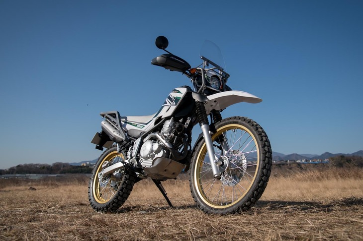 例えばヤマハのオフロードバイク「セロー250」であれば、月あたり2万円台で“所有体験”ができる。写真は2018年8月に発売された、アクセサリーパッケージ装着車。