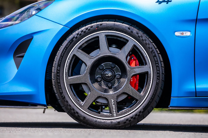 ホイールはデュケーヌが手がける18インチのフルカーボン製。フロントは8本スポークデザインで、215/40ZR18サイズの専用タイヤ「ミシュラン・パイロットスポーツ カップ2」を組み合わせる。