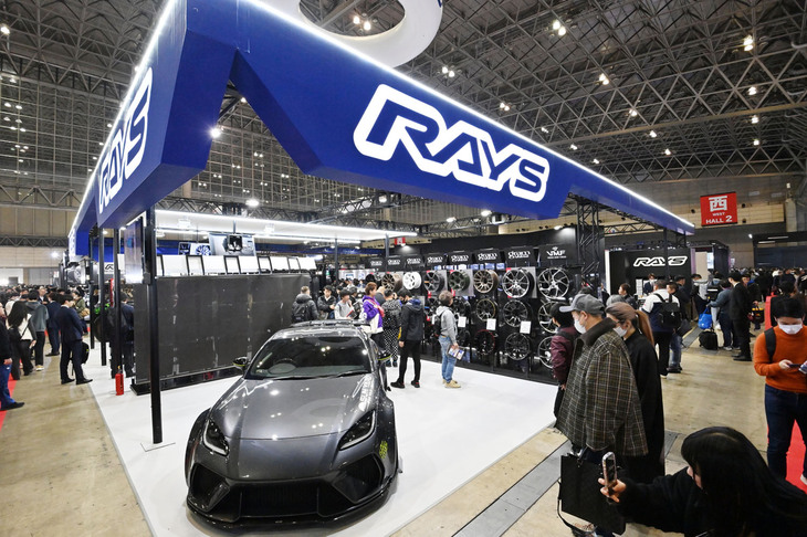 ブースには写真の「GR86」をはじめ、レイズ一押しの新製品を装着した6台の車両が展示された。