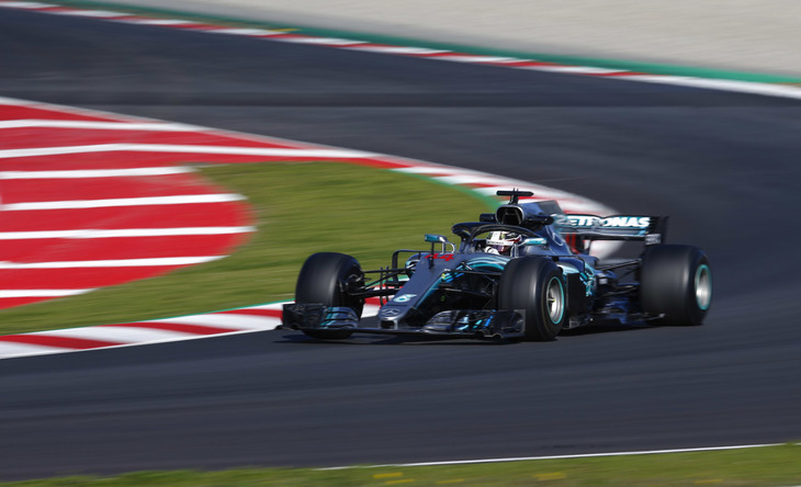 2017年シーズンのような大幅なレギュレーション変更がない分、各陣営ともマシン、パワーユニットの課題を克服することに注力。王者メルセデスも、マシンの基本コンセプトをキープしながら各所をさらにリファインした「W09」（写真）をデビューさせた。プレシーズンテストでは最長4800km、実に15レース分以上の距離を走破。最速タイムでニュースになるよりも、自分たちのプログラムを着実にこなし、5連覇に向けて盤石の態勢を築いた。（Photo=Mercedes）