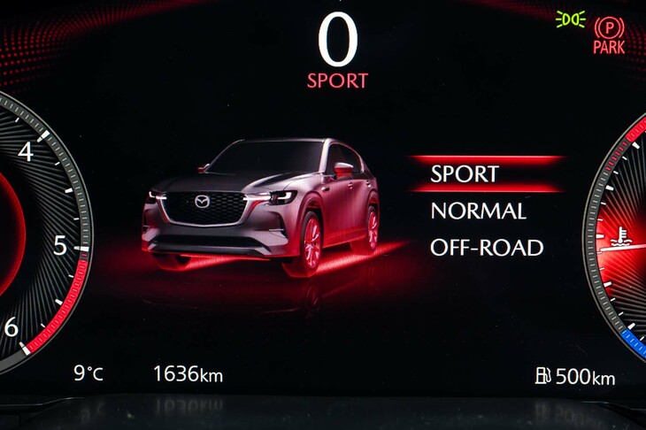 ドライブモードは「スポーツ」「ノーマル」「オフロード」の3種類、センターコンソールに備わる、ツマミ型のセレクターで切り替える。