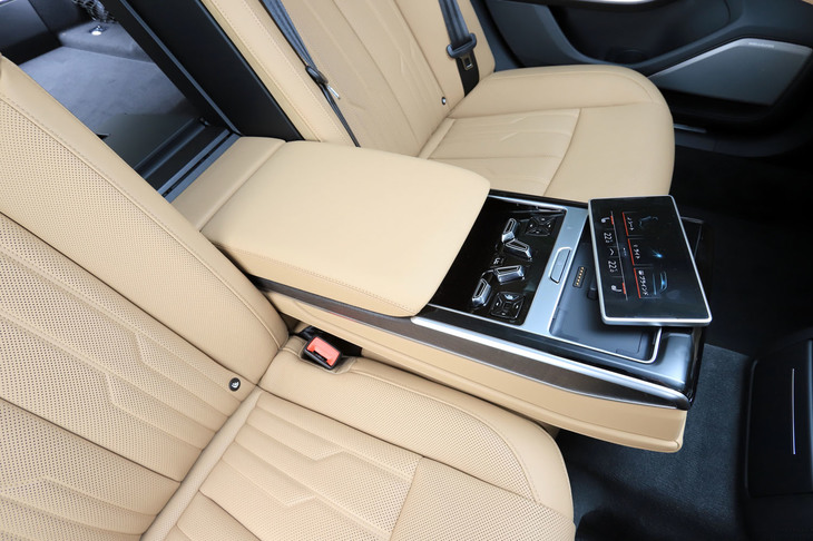 後席の快適性を高めるオプションを選択した試乗車では、アームレスト部にシートの調節スイッチが並ぶ。一部の機能は取り外し可能なタブレット型デバイス「リアシートリモート」で操作する。