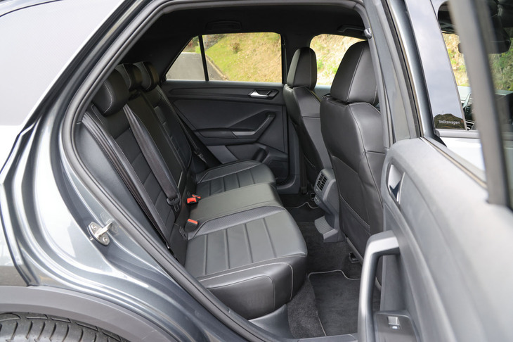 後席の背もたれには、スキートンネルと60：40の分割可倒機構が備わる。ルーフライニングが通常のグレーからブラックに変更されるのも「ブラックスタイル」の特徴だ。