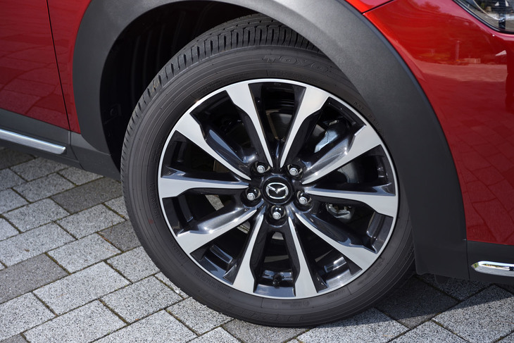 新デザインの18インチアルミホイール。タイヤはトーヨーの「プロクセスR52A」が組み合わされていた。