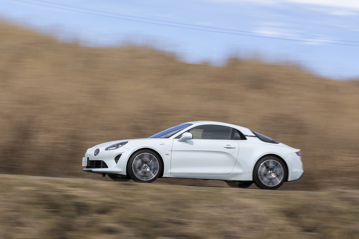 2025年11月27日にこれらのカタログモデルとは別にボディーカラーが「ブルーアルピーヌメタリック」の日本オリジナルの最終限定車「ブルーアルピーヌエディション」が発表された。「A110」が30台、「GTS」が30台、「R70」が10台の台数限定で販売される。