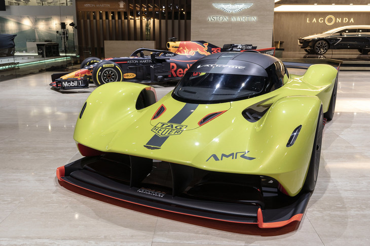 2019年のジュネーブショーに出展されたサーキット専用車「ヴァルキリーAMR Pro」。アストンマーティンは、ヴァルキリーをベースとしたレース車両によるルマン参戦も計画している。