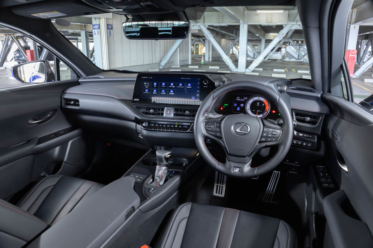 新たに搭載された12.3インチの大型タッチスクリーンが目を引くダッシュボード。随所に施された赤のステッチは”Fスポーツ“専用の仕立て。