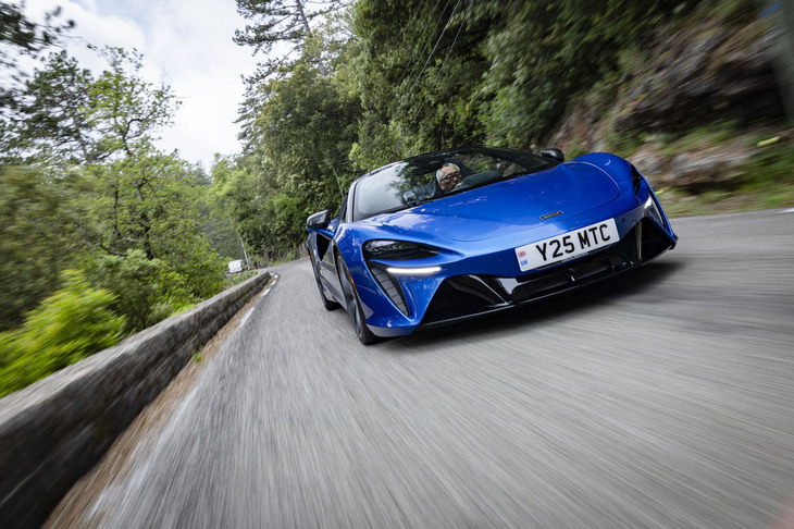 3リッターV6ツインターボエンジンとモーターを組み合わせたパワーユニットは最高出力700PSを発生。EV走行換算距離は33km（WLTPモード）。