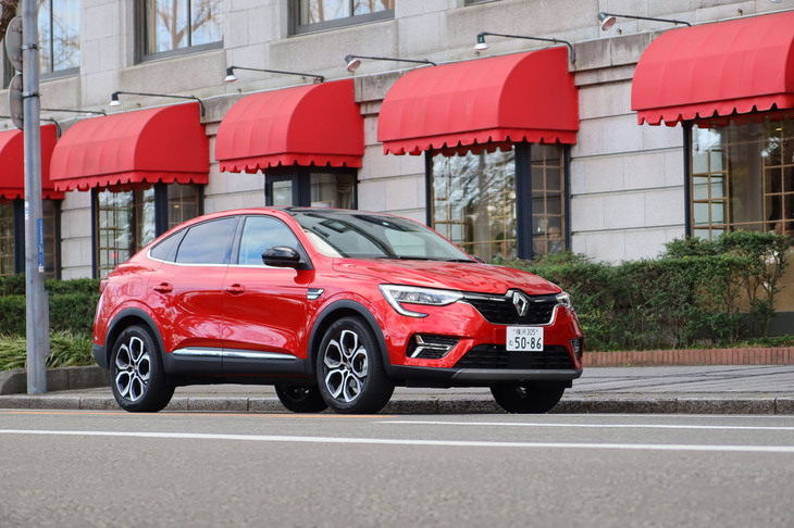 横浜を代表する老舗ホテル「ホテルニューグランド」の前で。おしゃれスポットで絵になるあたり、さすがフランス車。