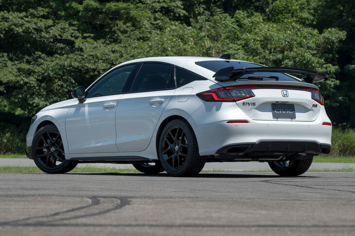 現状では、フロントバンパーガーニッシュやテールゲートスポイラー（ダックテールタイプ／ウイングタイプ）、フォグランプ、ブラックエンブレムなどの情報が公開されている。