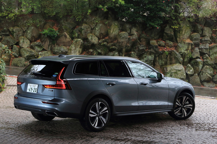 「V60」をベースに高い悪路走破性能をプラスした「V60クロスカントリー」。全高が1505mmに抑えられていることから、機械式の立体駐車場を利用できるところも美点だ。