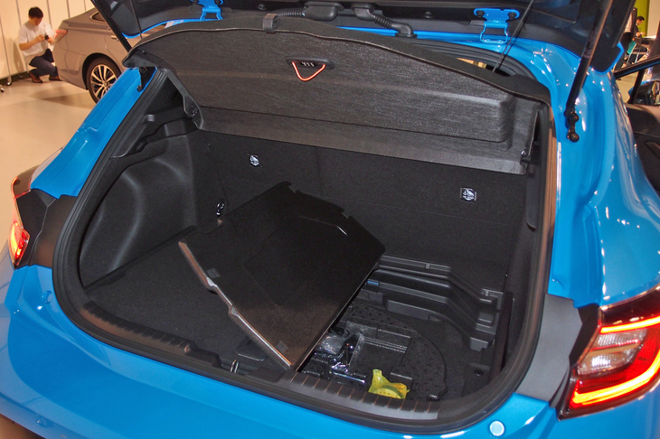 荷室の様子。左右方向に開く「4：2：4分割アジャスタブルデッキボード」（オプション）も選べる。