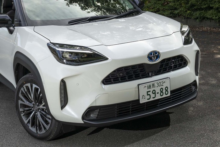 フロントまわりは上下2段の大径グリルで踏ん張り感を表現。バンパーコーナーの凝った造形は空力性能の向上に貢献する。