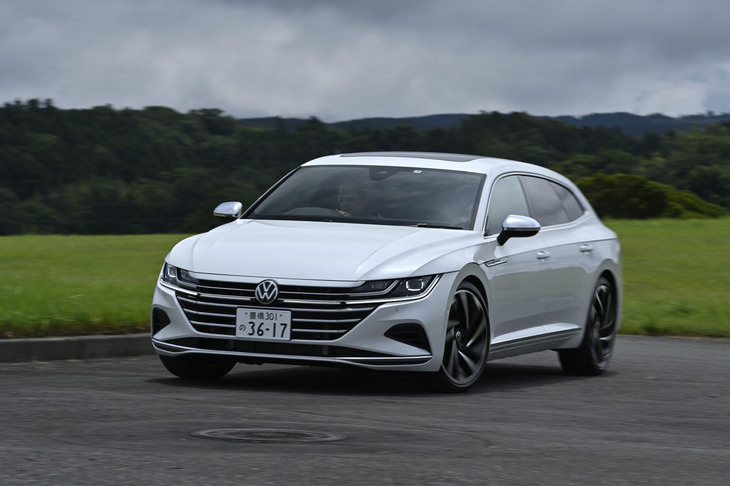 今回の試乗車はオプションのボディーカラー「オリックスホワイト マザーオブパールエフェクト」（13万2000円）をまとっていた。これを含め「アルテオン シューティングブレーク」は、全7色から外装色が選択できる。