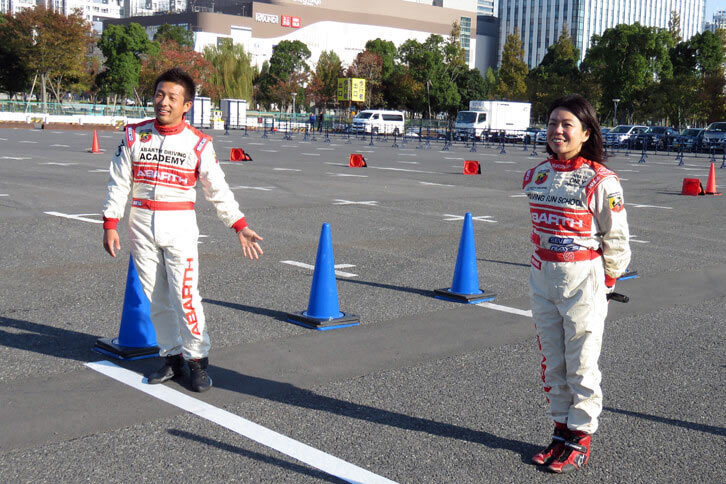 リポーターは昨年1度「アバルトドライビングアカデミー」を取材した経験があるが、インストラクターの明るく気持ちのいい態度がとにかく印象的だった。今回のイベントでもそれは健在で、2人の掛け合いに思わず顔がほころんでしまった。