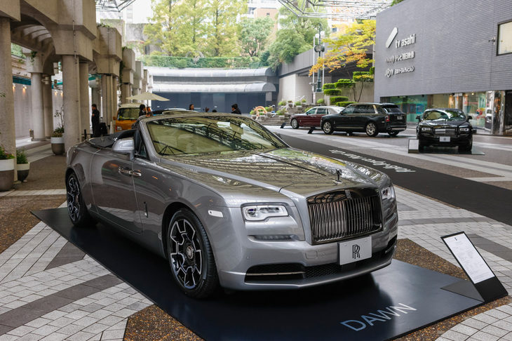 贅沢といえば、こんなクルマを発見しました。「ロールス・ロイスのオープンカー」というだけでも贅沢の極みのような「ドーン」ですが……。