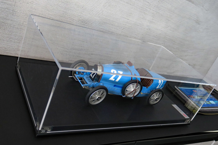 戦前の名車「ブガッティ・タイプ35」の模型。日本は、世界的に見てもブガッティのビンテージモデルの人気が高い国として知られる。