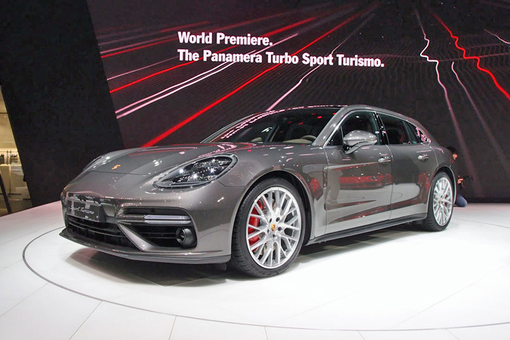 ジュネーブモーターショーに出展された、「ポルシェ・パナメーラ」の派生モデル「パナメーラ スポーツツーリスモ」。