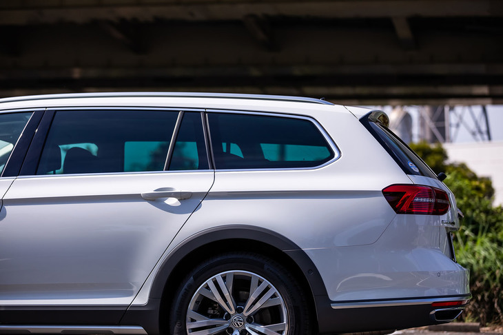 「パサート オールトラックTDI 4MOTIONアドバンス」の最低地上高は、ベースとなった「パサートヴァリアント」よりも30mm高い設定の160mm。